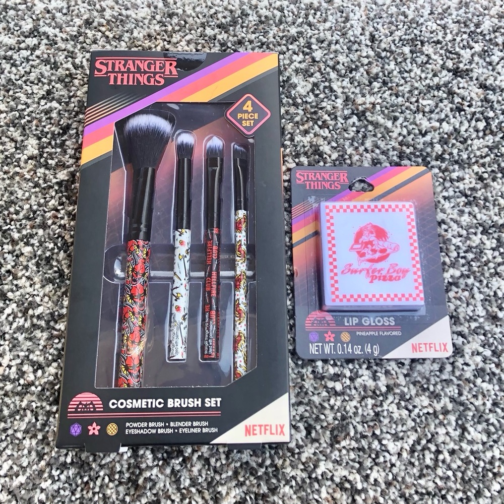 Stranger Things Brush Set & Lip Gloss 5 pc Set